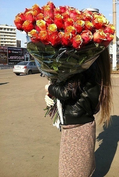 Дарите девушкам цветы)