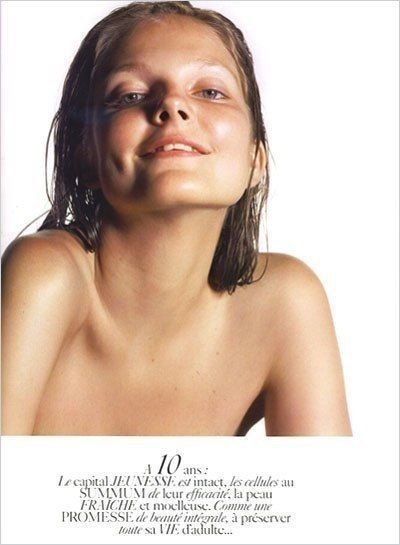20-летняя модель Энико Михалик в образе девочки, девушки, женщины и пожилой дамы