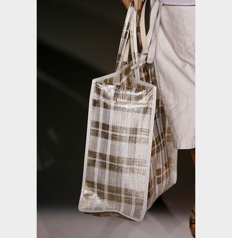 Сумка Louis Vuitton RWB стоимостью 2000-3000$. Последний писк моды в сфере модных дизайнерских сумочек.