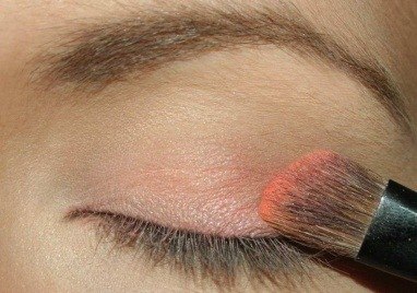 Легкий персиковый макияж : 