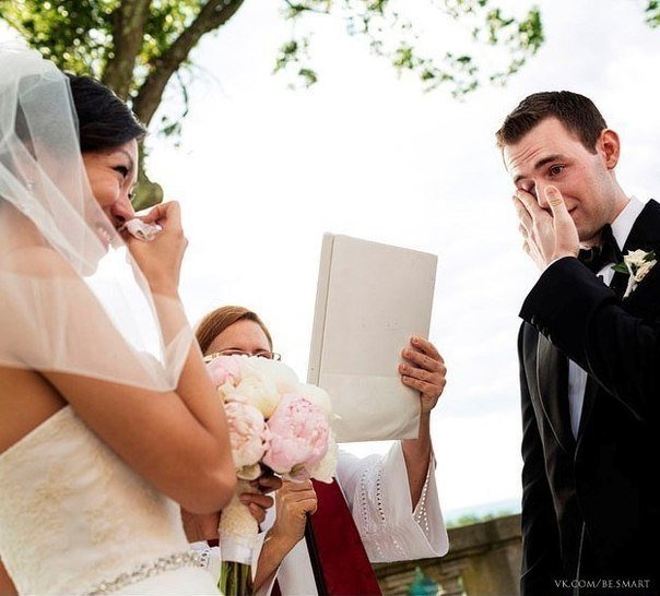 Жених видит свою избранницу в свадебном платье первый раз.