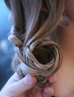 Прическа с плетением кос : 