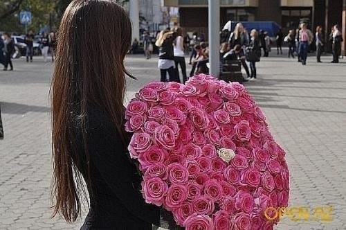 Пусть каждой из нас - мужчины дарят прекрасные цветы...просто так,без особых поводов!