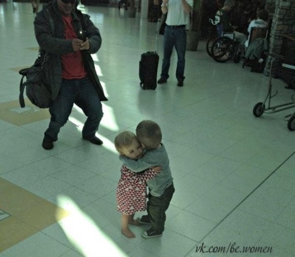 Эти два малыша, которые никогда раньше не встречались, просто решили обняться посреди терминала аэропорта, будто они давно не виделись.