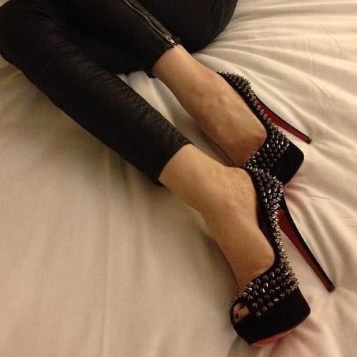 Многие женщины считают, что туфли не так уж и важны, но настоящее доказательство элегантности дамы — это то, что надето на ее ноги.