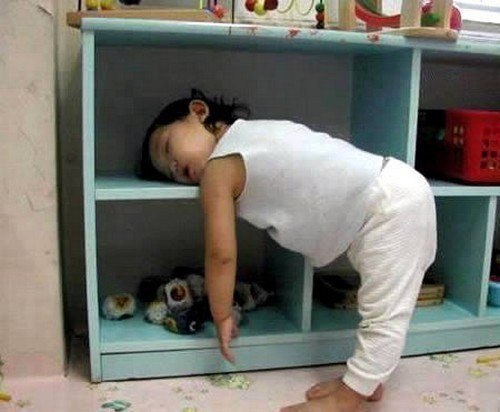 Так спать могут только малыши,где устал,там и уснул)))