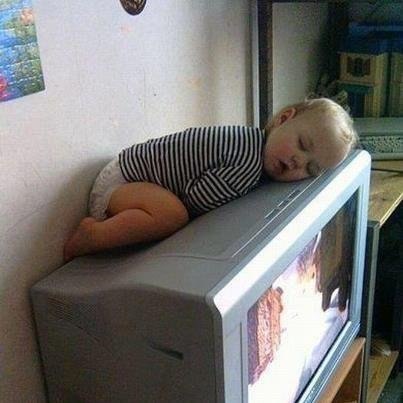 Так спать могут только малыши,где устал,там и уснул)))