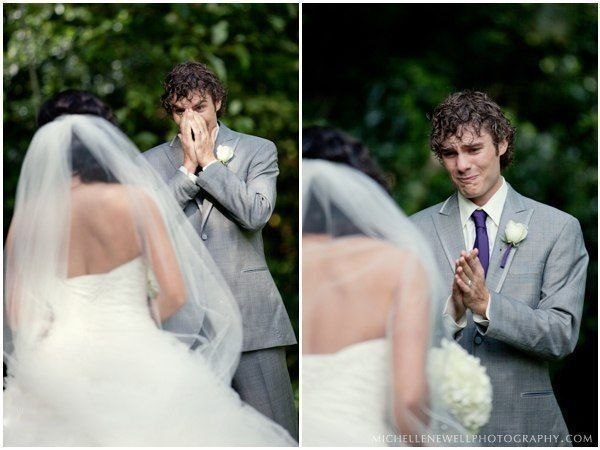 Женихи впервые видят своих невест в свадебных платьях
