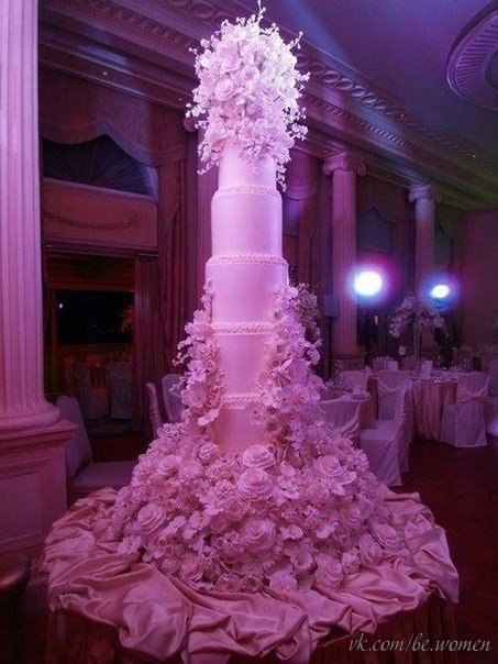 Шикарный свадебный торт.