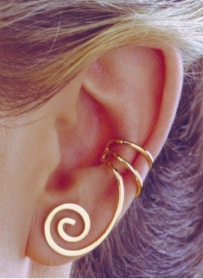 Каффы – это модные в 2012 году украшения, которые держатся на ушных раковинах. 