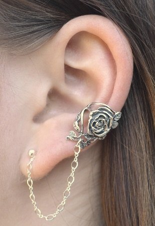 Каффы – это модные в 2012 году украшения, которые держатся на ушных раковинах. 